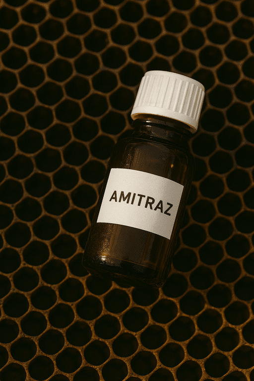 Ram sa tamnim pčelinjim saćem pored male bočice označene kao amitraz